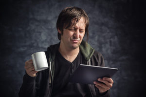 Mann mit Tablet und Kaffee