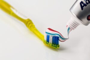 Zahnpaste und Zahnbürste
