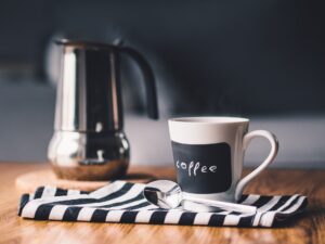 Kaffeekanne und Tasse auf dem Tisch