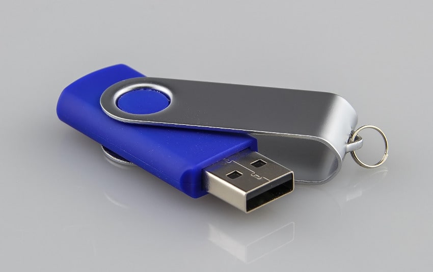 USB Stick 2.0 aufgeklappt