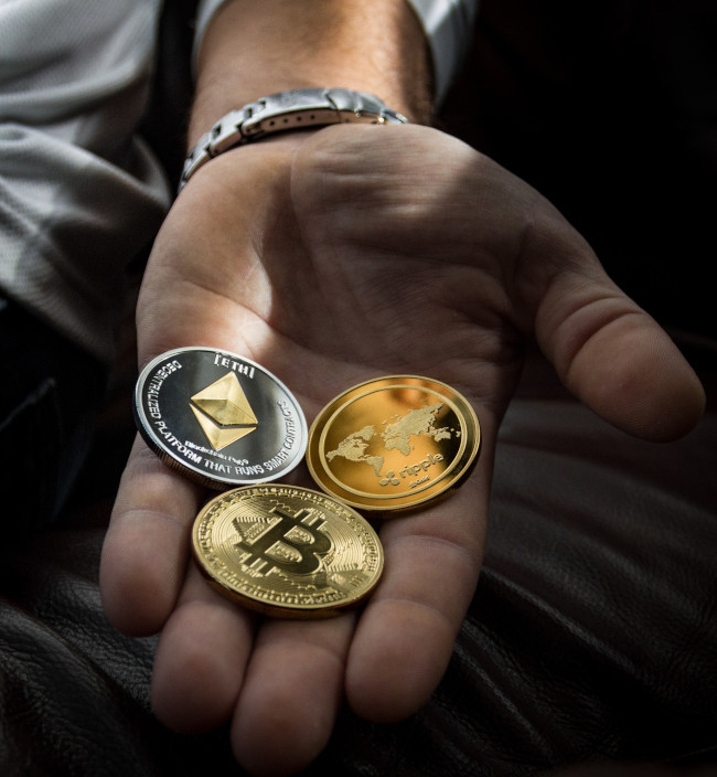 Kryptomünzen in einer Hand