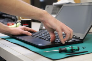 Entfernung der Tastatur eines Laptops